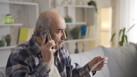 Anciano-Hablando-Por-Teléfono-Sobre-La-Alta-Deuda-De-Facturas-Entrantes.